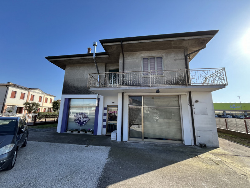 NOVENTA VICENTINA: Scopri questa interessante porzione di testa di casa a schiera, situata nel ce...