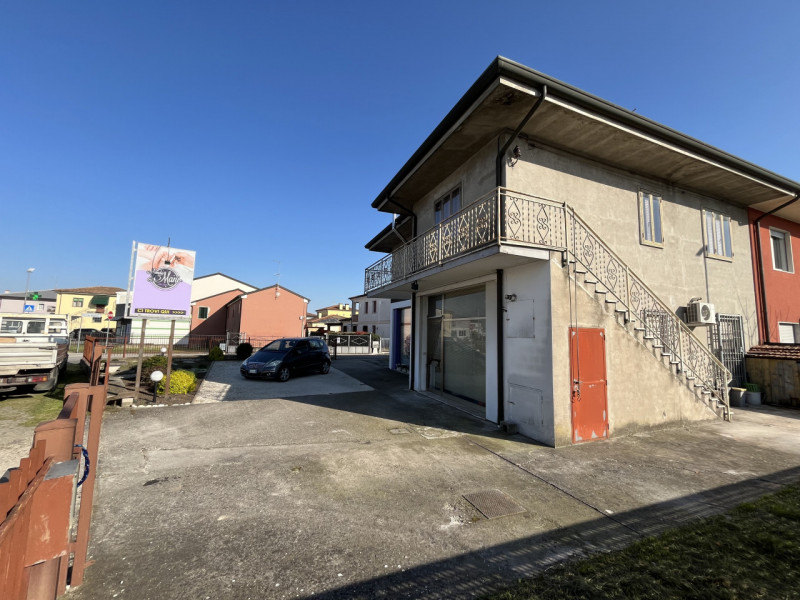 NOVENTA VICENTINA: Scopri questa interessante porzione di testa di casa a schiera, situata nel ce...