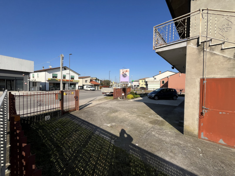 NOVENTA VICENTINA: Scopri questa interessante porzione di testa di casa a schiera, situata nel ce...