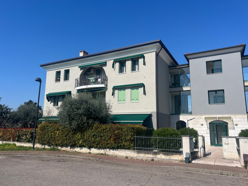 Proponiamo in vendita un elegante appartamento bicamere situato in un bel quartiere residenziale ...