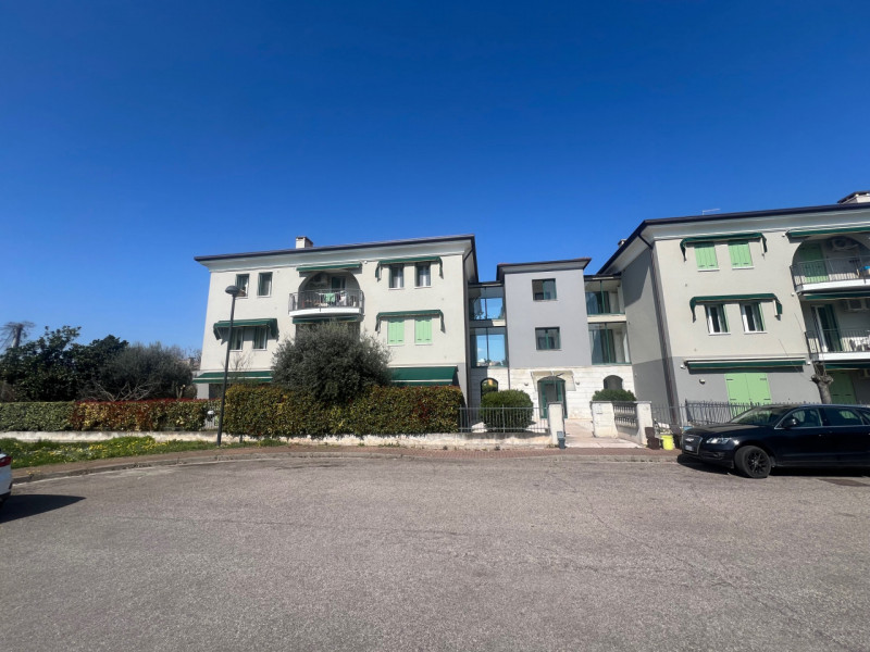 Proponiamo in vendita un elegante appartamento bicamere situato in un bel quartiere residenziale ...