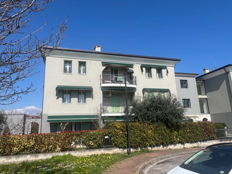Proponiamo in vendita un elegante appartamento bicamere situato in un bel quartiere residenziale ...