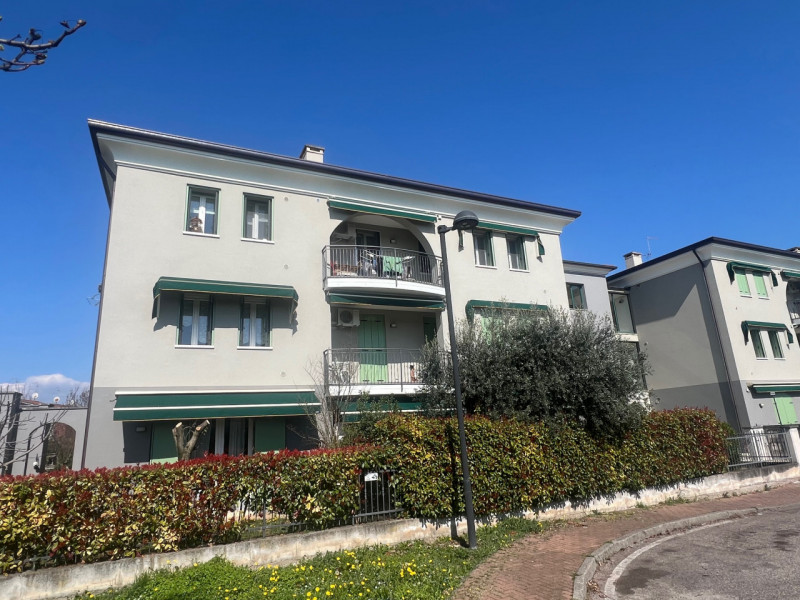 Proponiamo in vendita un elegante appartamento bicamere situato in un bel quartiere residenziale ...