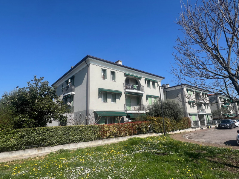 Proponiamo in vendita un elegante appartamento bicamere situato in un bel quartiere residenziale ...