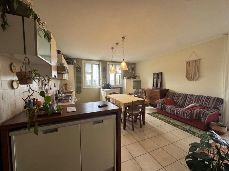 Proponiamo in vendita un elegante appartamento bicamere situato in un bel quartiere residenziale ...