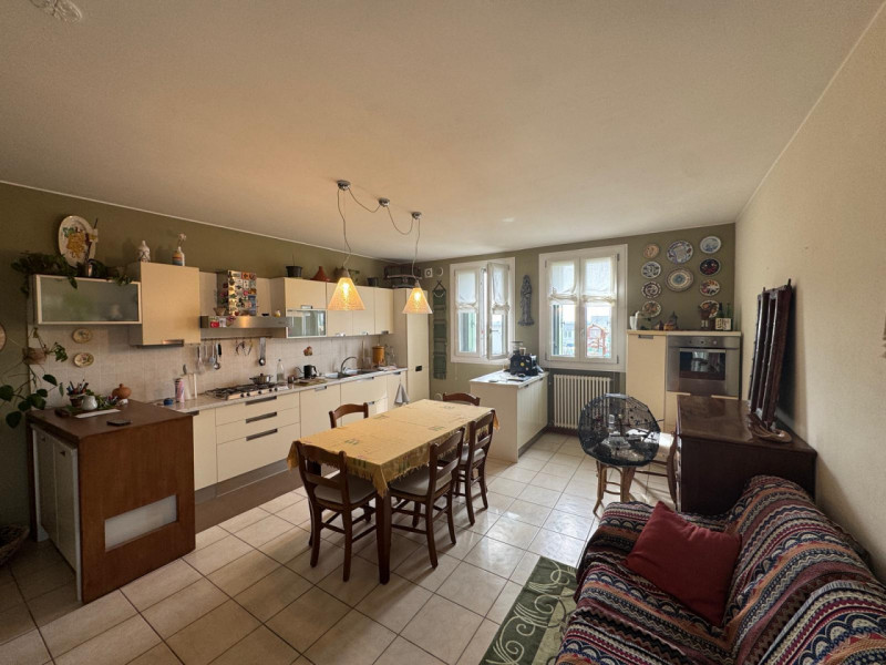 Proponiamo in vendita un elegante appartamento bicamere situato in un bel quartiere residenziale ...