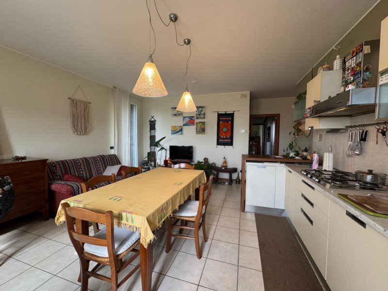 Proponiamo in vendita un elegante appartamento bicamere situato in un bel quartiere residenziale ...