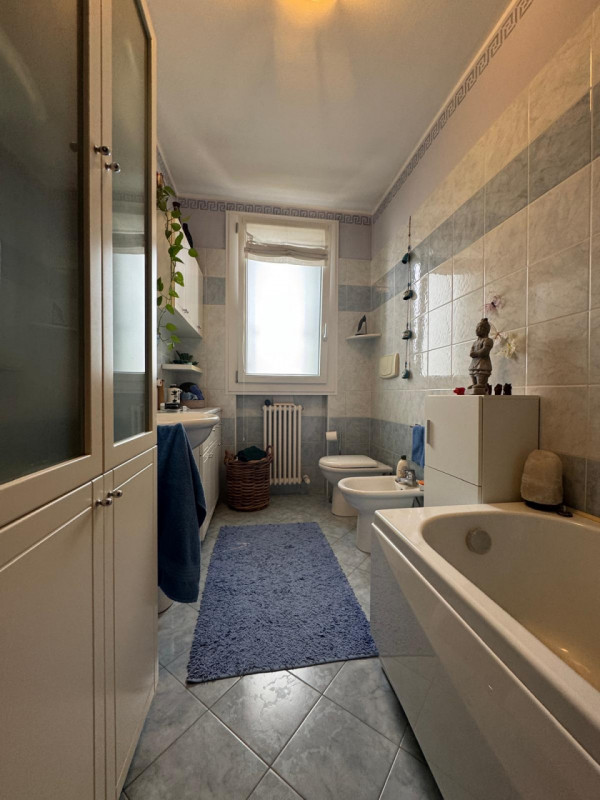 Proponiamo in vendita un elegante appartamento bicamere situato in un bel quartiere residenziale ...