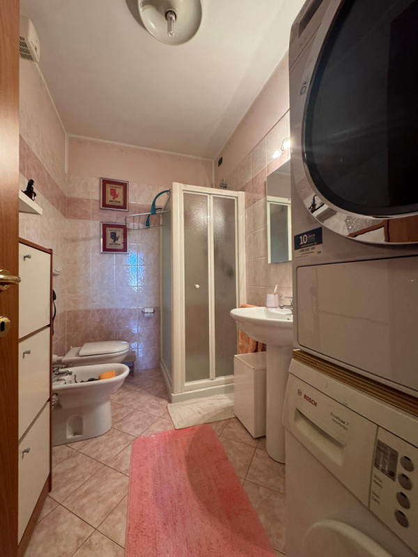 Proponiamo in vendita un elegante appartamento bicamere situato in un bel quartiere residenziale ...