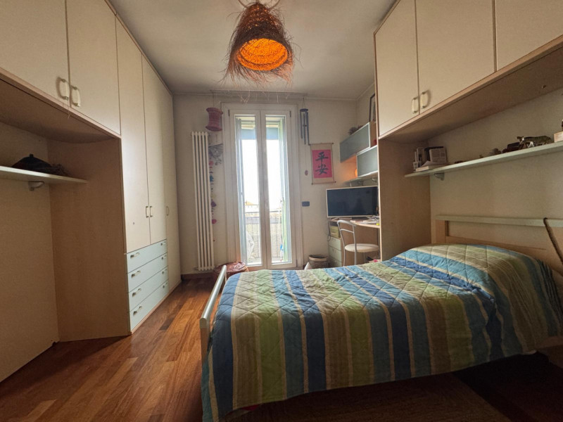 Proponiamo in vendita un elegante appartamento bicamere situato in un bel quartiere residenziale ...