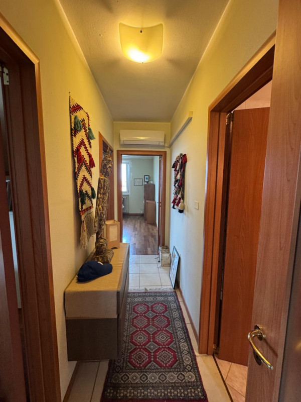 Proponiamo in vendita un elegante appartamento bicamere situato in un bel quartiere residenziale ...