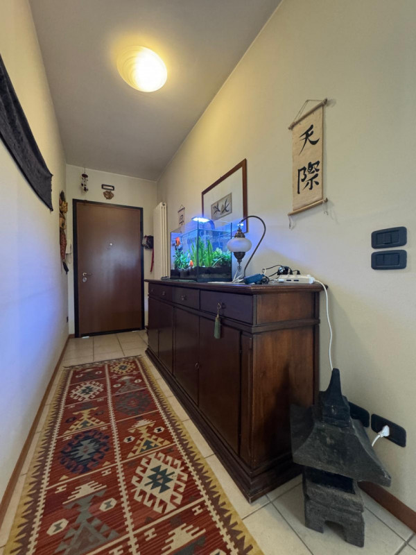 Proponiamo in vendita un elegante appartamento bicamere situato in un bel quartiere residenziale ...