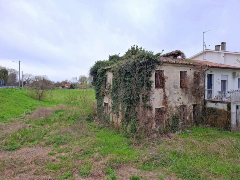 Indipendenza e potenziale a TENCAROLA/VOLTABRUSEGANA – soluzione da ristrutturare con ampio giard...