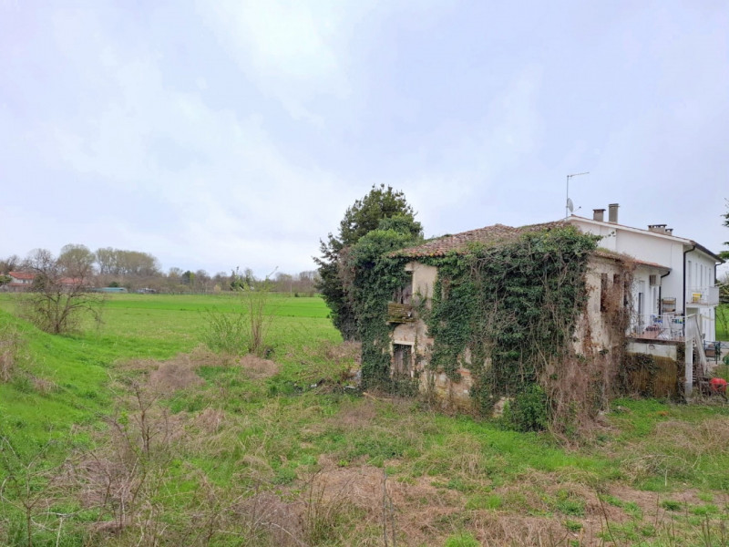 Indipendenza e potenziale a TENCAROLA/VOLTABRUSEGANA – soluzione da ristrutturare con ampio giard...