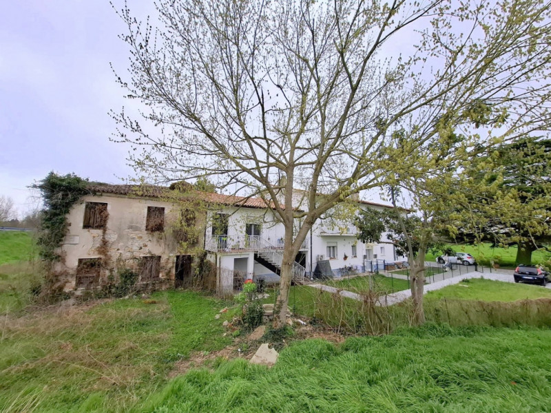 Indipendenza e potenziale a TENCAROLA/VOLTABRUSEGANA – soluzione da ristrutturare con ampio giard...