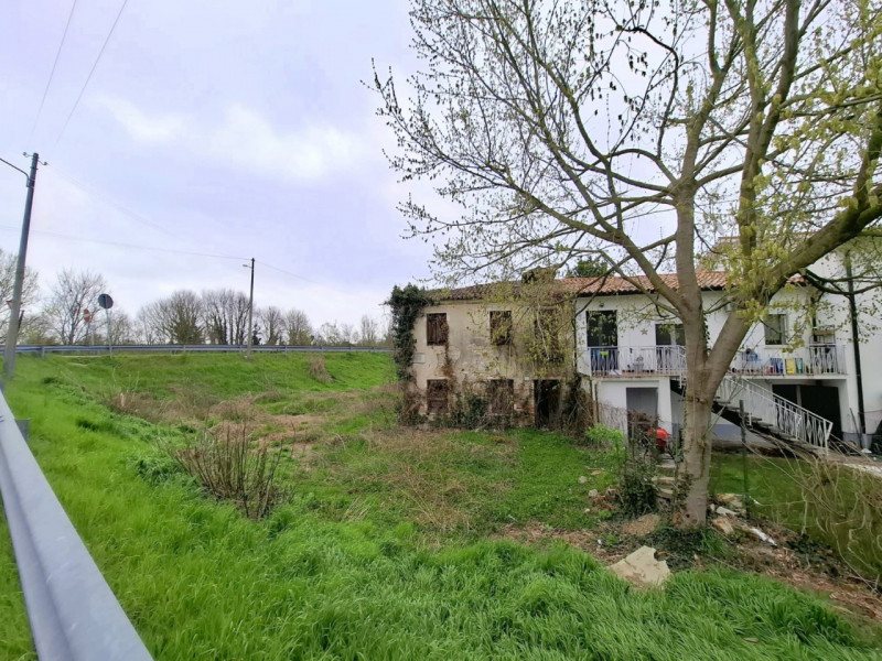 Indipendenza e potenziale a TENCAROLA/VOLTABRUSEGANA – soluzione da ristrutturare con ampio giard...