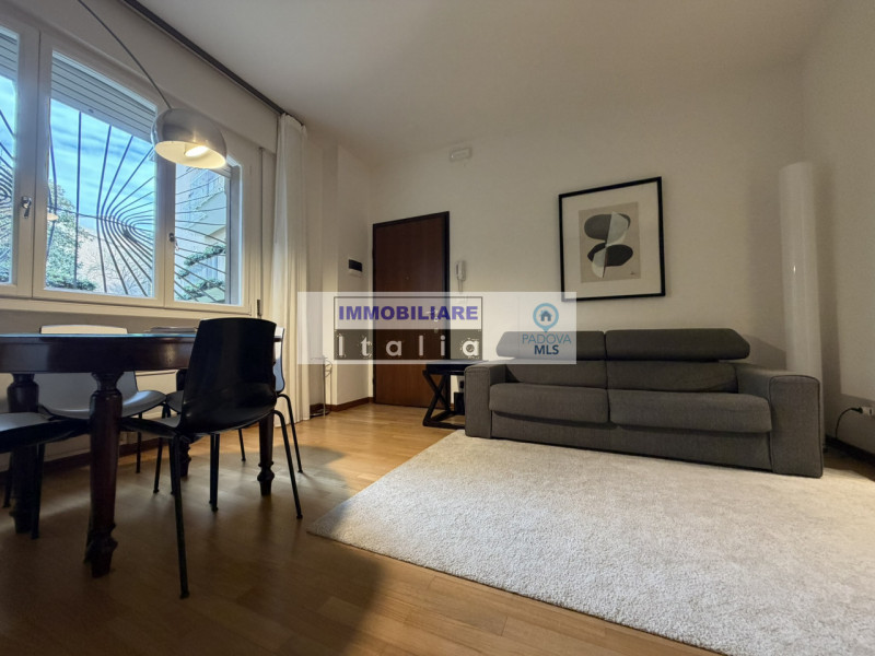 A pochi passi dal Duomo di Padova, in una delle vie più riservate e ricercate del centro storico,...