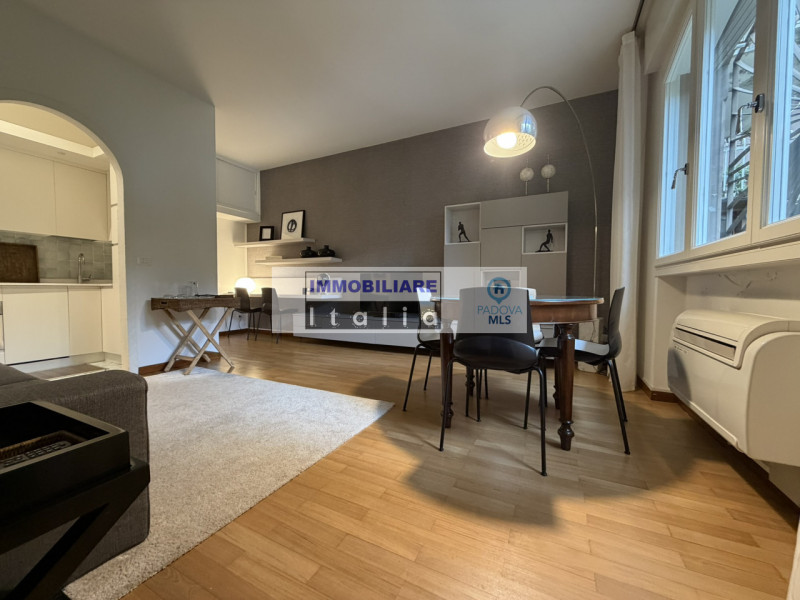 A pochi passi dal Duomo di Padova, in una delle vie più riservate e ricercate del centro storico,...