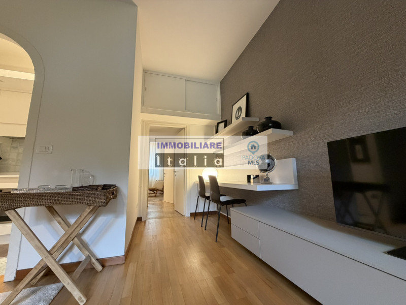 A pochi passi dal Duomo di Padova, in una delle vie più riservate e ricercate del centro storico,...