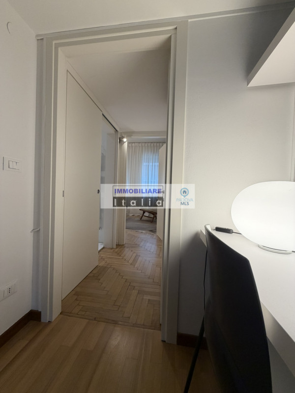 A pochi passi dal Duomo di Padova, in una delle vie più riservate e ricercate del centro storico,...