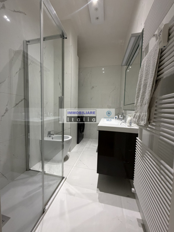 A pochi passi dal Duomo di Padova, in una delle vie più riservate e ricercate del centro storico,...