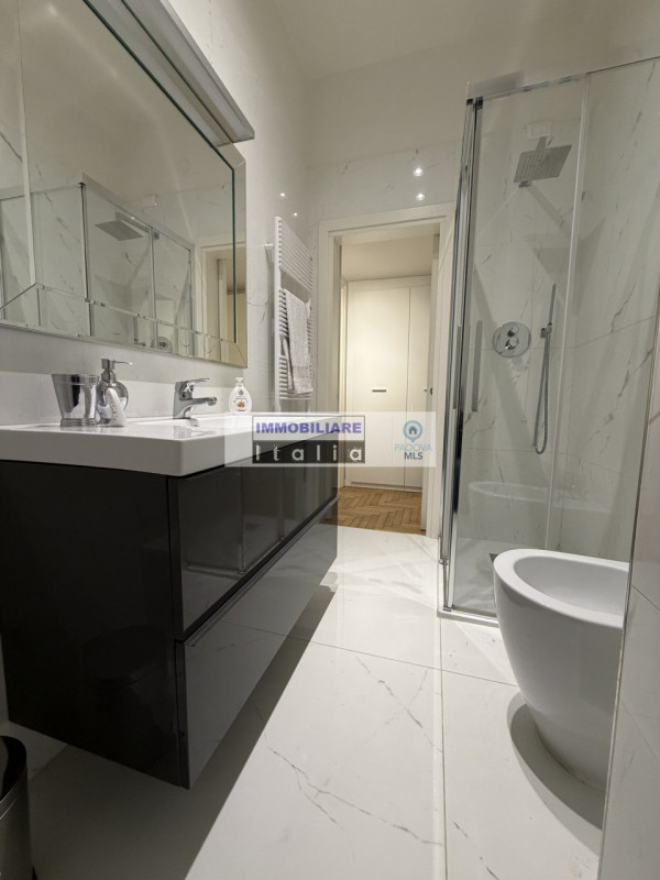 A pochi passi dal Duomo di Padova, in una delle vie più riservate e ricercate del centro storico,...