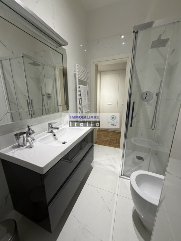 A pochi passi dal Duomo di Padova, in una delle vie più riservate e ricercate del centro storico,...