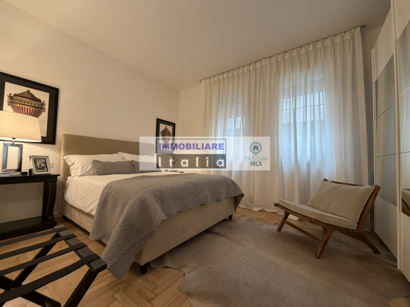 A pochi passi dal Duomo di Padova, in una delle vie più riservate e ricercate del centro storico,...