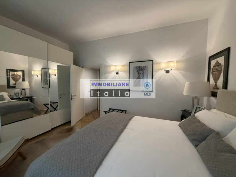 A pochi passi dal Duomo di Padova, in una delle vie più riservate e ricercate del centro storico,...