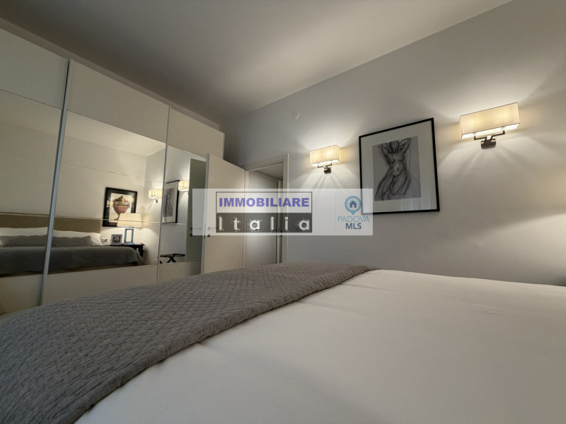 A pochi passi dal Duomo di Padova, in una delle vie più riservate e ricercate del centro storico,...