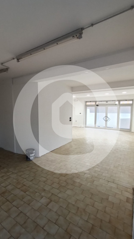 Proponiamo in affitto un luminoso negozio di circa 55 mq situato nella zona centrale e più servit...