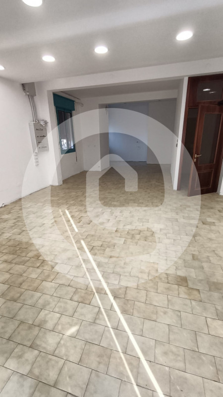 Proponiamo in affitto un luminoso negozio di circa 55 mq situato nella zona centrale e più servit...