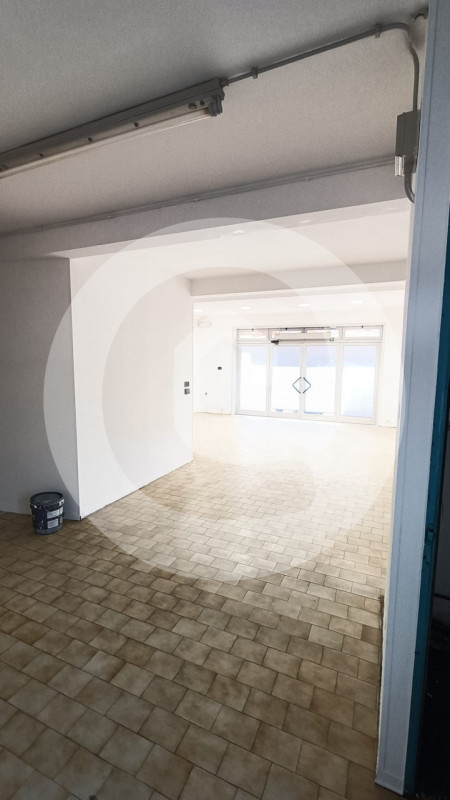 Proponiamo in affitto un luminoso negozio di circa 55 mq situato nella zona centrale e più servit...