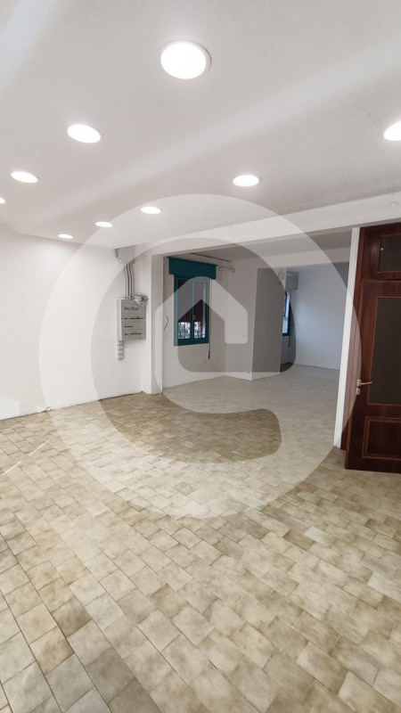 Proponiamo in affitto un luminoso negozio di circa 55 mq situato nella zona centrale e più servit...