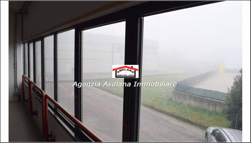 Affittasi ufficio di mq. 180 circa al piano primo a Casella d’Asolo. All’esterno del fabbricato t...