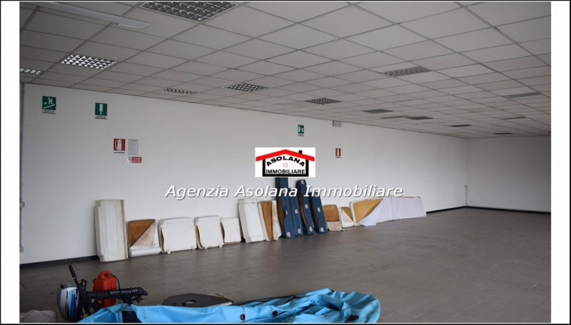 Affittasi ufficio di mq. 180 circa al piano primo a Casella d’Asolo. All’esterno del fabbricato t...