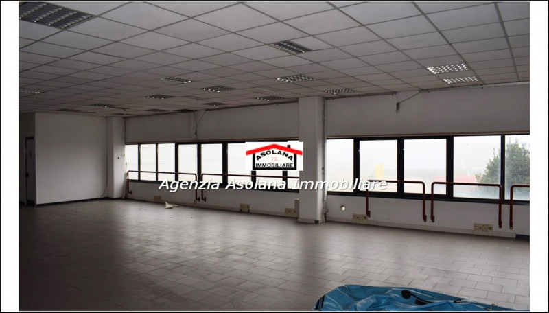 Affittasi ufficio di mq. 180 circa al piano primo a Casella d’Asolo. All’esterno del fabbricato t...