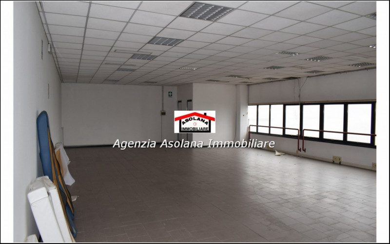 Affittasi ufficio di mq. 180 circa al piano primo a Casella d’Asolo. All’esterno del fabbricato t...