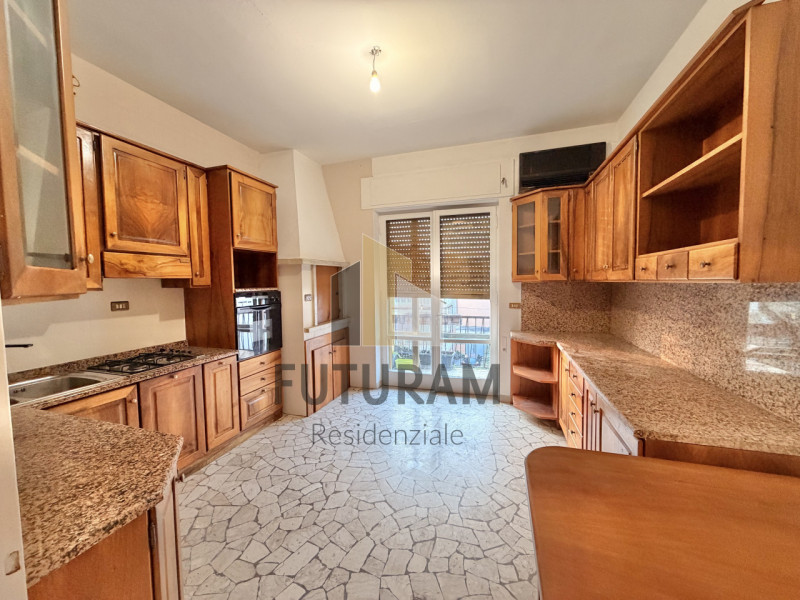 SAN PIO X – RIF. 9RES – PER INFO 0444/310220

Nel cuore del quartiere, in posizione interna e par...