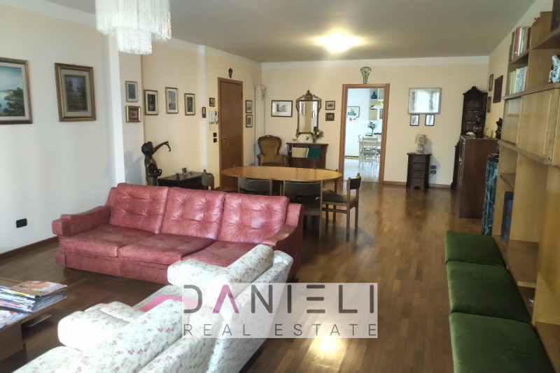 Arzignano: in centro storico disponiamo di spaziosissimo tricamere sito al piano primo di referen...