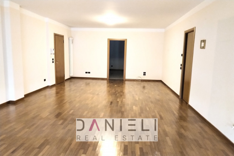 Arzignano: in centro storico disponiamo di spaziosissimo tricamere sito al piano primo di referen...