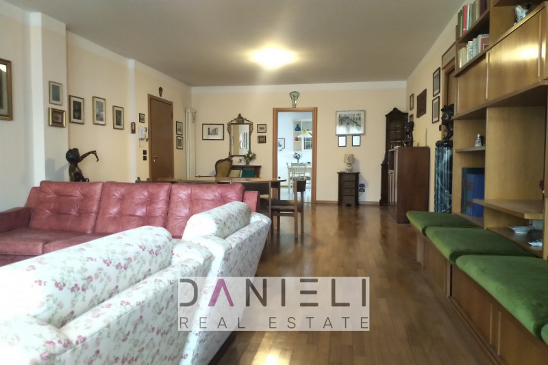 Arzignano: in centro storico disponiamo di spaziosissimo tricamere sito al piano primo di referen...