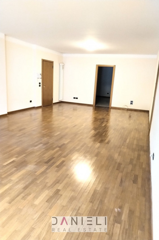 Arzignano: in centro storico disponiamo di spaziosissimo tricamere sito al piano primo di referen...