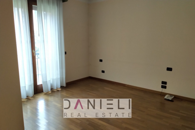 Arzignano: in centro storico disponiamo di spaziosissimo tricamere sito al piano primo di referen...