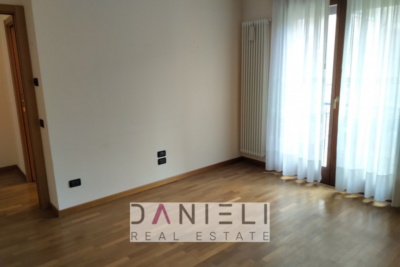 Arzignano: in centro storico disponiamo di spaziosissimo tricamere sito al piano primo di referen...