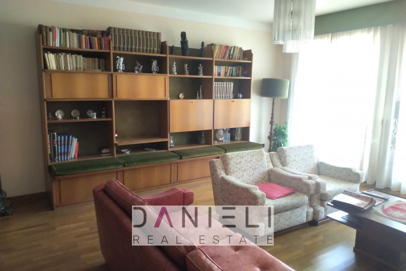 Arzignano: in centro storico disponiamo di spaziosissimo tricamere sito al piano primo di referen...