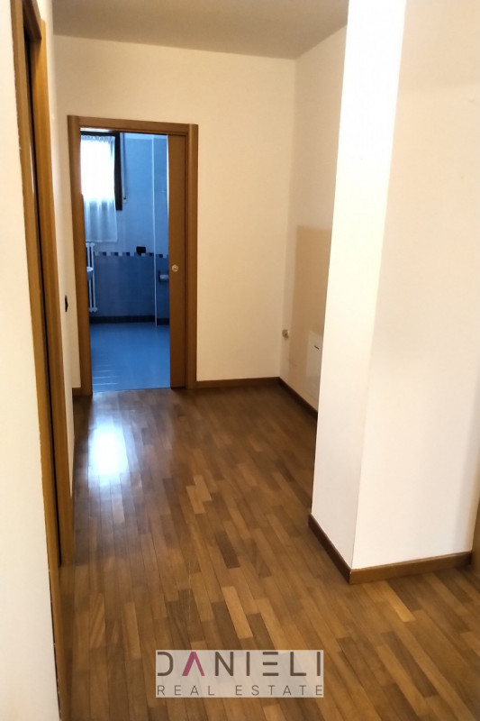 Arzignano: in centro storico disponiamo di spaziosissimo tricamere sito al piano primo di referen...