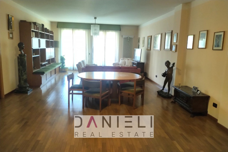 Arzignano: in centro storico disponiamo di spaziosissimo tricamere sito al piano primo di referen...