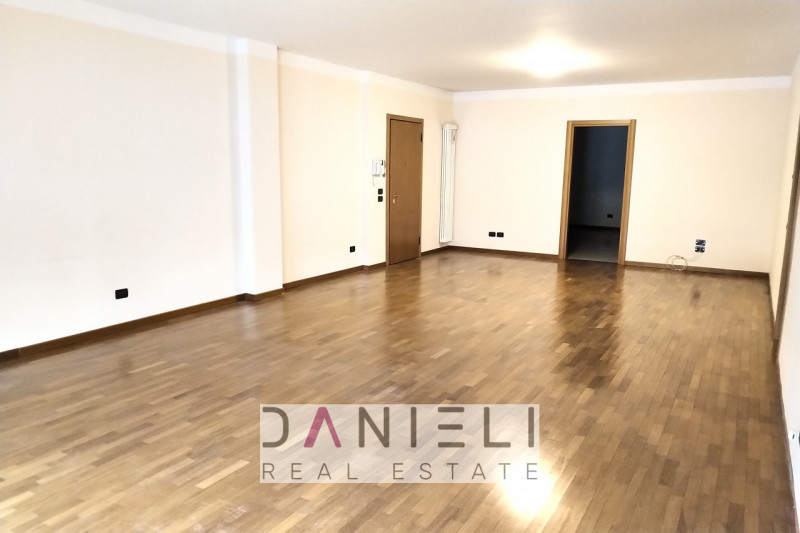 Arzignano: in centro storico disponiamo di spaziosissimo tricamere sito al piano primo di referen...