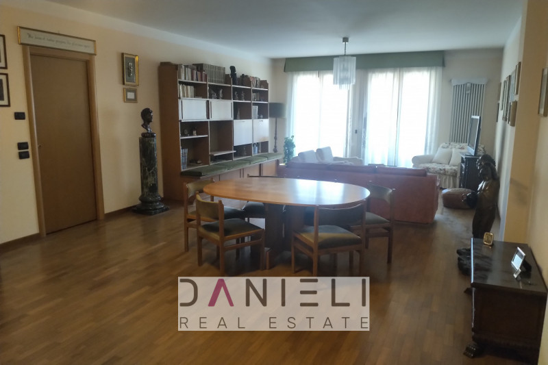 Arzignano: in centro storico disponiamo di spaziosissimo tricamere sito al piano primo di referen...